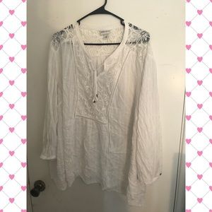 FINAL SALE 🌹 White shirt with lace pattern